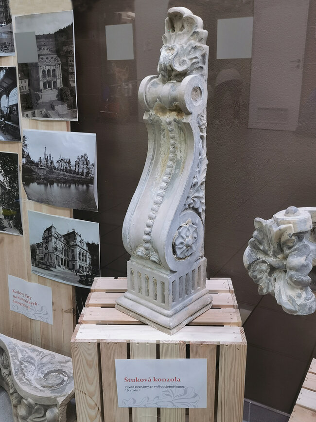 Štuková konzola neznámého původu ze závěru 19. století, výstava v Karlovarské krajské nemocnici | © Lubomír Zeman
