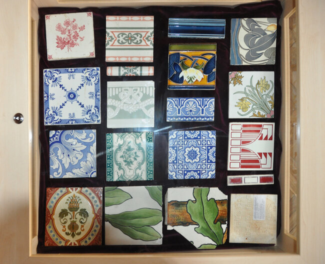 Soubor dlaždic obkladu koupelny ze závěru 19. století, česko-francouzská lázeňská výstava „La Belle Époque – Město a lázně” v Císařských lázních v roce 2014 | © Lubomír Zeman