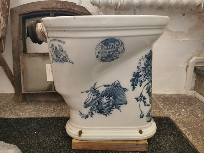 Historická záchodová mísa z domu „Quisisana”, výstava v Karlovarské krajské nemocnici | © Lubomír Zeman