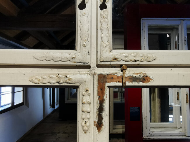 Okno barokního typu s křížovým dělením v detailu, stálá expozice NTM v Plasích | © Lubomír Zeman