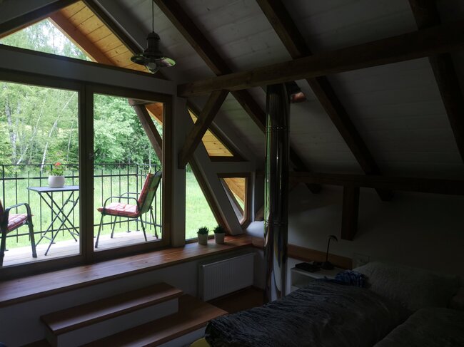 Prosklený štít umožnil vznik dalšího odpočinkového prostoru na balkoně. | © Petr Semrád