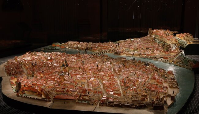 Langweilův model vcelku zabírá plochu 20 metrů čtverečních a najdeme v něm cca 2400 staveb. | © Muzeum Prahy
