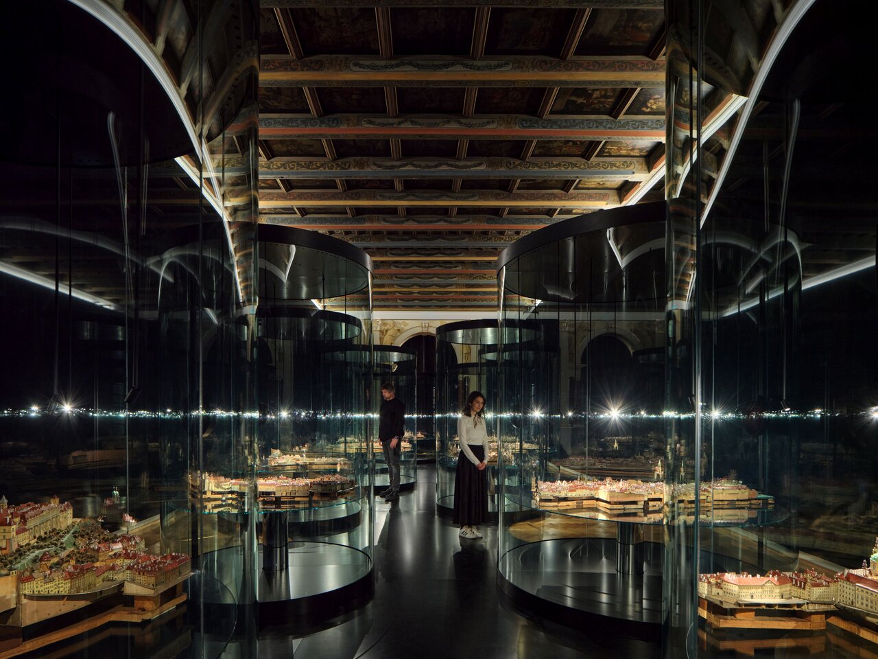 Těžištěm nové expozice Město v čase je Langweilův model Prahy. Antonín Langweil na něm pracoval v letech 1826-1837. Nově je instalovaný ve 12 vitrínách. | ©  Foto pro Muzeum Prahy: BoysPlayNice