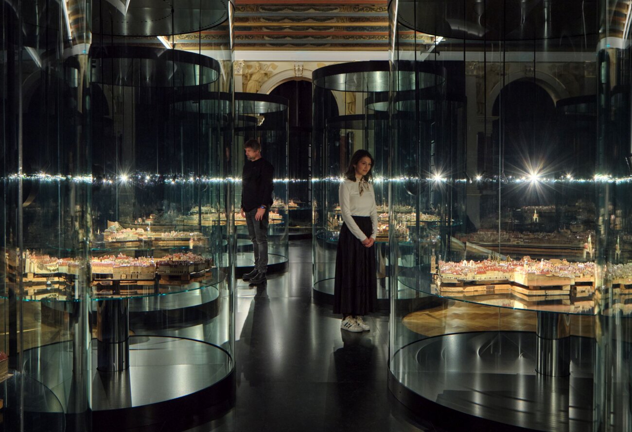 Těžištěm nové expozice Město v čase je Langweilův model Prahy. Antonín Langweil na něm pracoval v letech 1826-1837. Nově je instalovaný ve 12 vitrínách. | ©  Foto pro Muzeum Prahy: BoysPlayNice