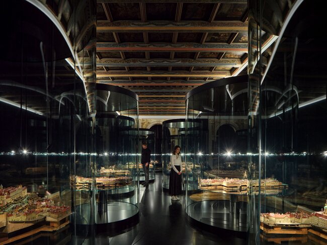 Těžištěm nové expozice je Langweilův model Prahy. Antonín Langweil na něm pracoval v letech 1826-1837. Nově je instalovaný ve 12 vitrínách. | © Foto pro Muzeum Prahy: BoysPlayNice