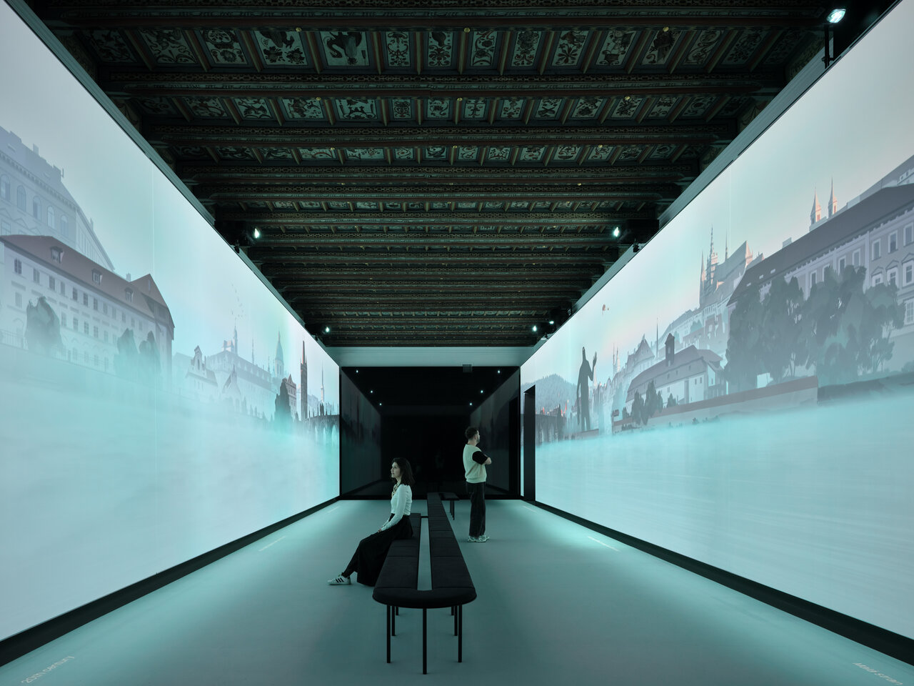 Unikátní Živý sál s rozlišením 9974 × 6018 px zobrazuje dva protilehlé břehy Vltavy a jejich proměnu v 19., 20. a 21.století. | ©  Foto pro Muzeum Prahy: BoysPlayNice