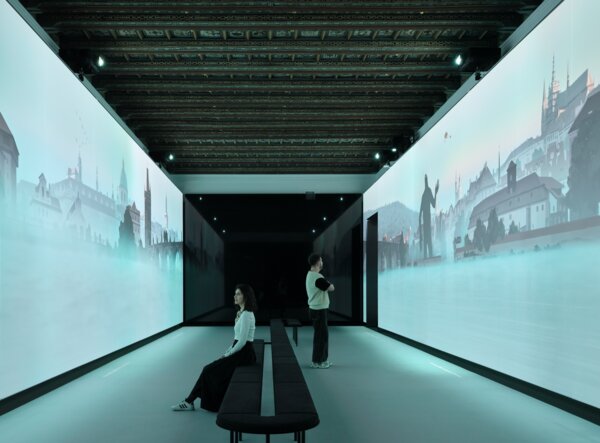 Unikátní Živý sál s rozlišením 9974 × 6018 px zobrazuje dva protilehlé břehy Vltavy a jejich proměnu v 19., 20. a 21.století. | ©  Foto pro Muzeum Prahy: BoysPlayNice