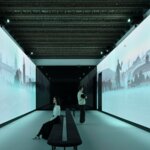 Unikátní Živý sál s rozlišením 9974 × 6018 px zobrazuje dva protilehlé břehy Vltavy a jejich proměnu v 19., 20. a 21.století. | ©  Foto pro Muzeum Prahy: BoysPlayNice