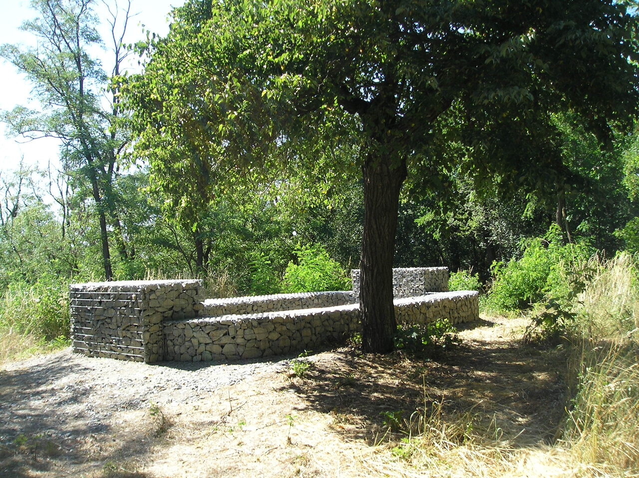 Základ stavby původní šibenice byl zdůrazněn osazením gabionů, což jsou drátokamenné prvky, podle návrhu architekta Jana Veleka.  | © Město Ivančice