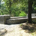 Základ stavby původní šibenice byl zdůrazněn osazením gabionů, což jsou drátokamenné prvky, podle návrhu architekta Jana Veleka.  | © Město Ivančice