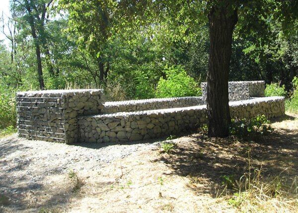 Základ stavby původní šibenice byl zdůrazněn osazením gabionů, což jsou drátokamenné prvky, podle návrhu architekta Jana Veleka.  | © Město Ivančice