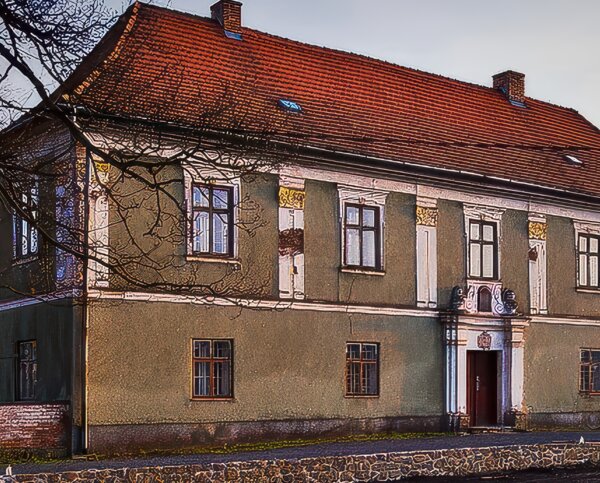 Pozdně barokní stavba má rustikálně pojaté průčelí. | © Pavel Jirásek