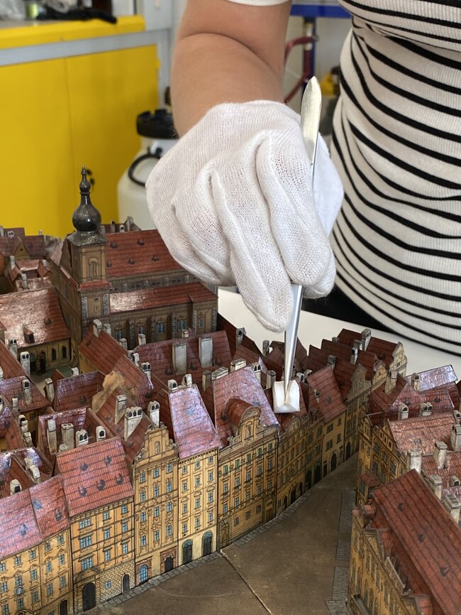 Čištění pomocí pinzety s houbičkou | © Muzeum Prahy