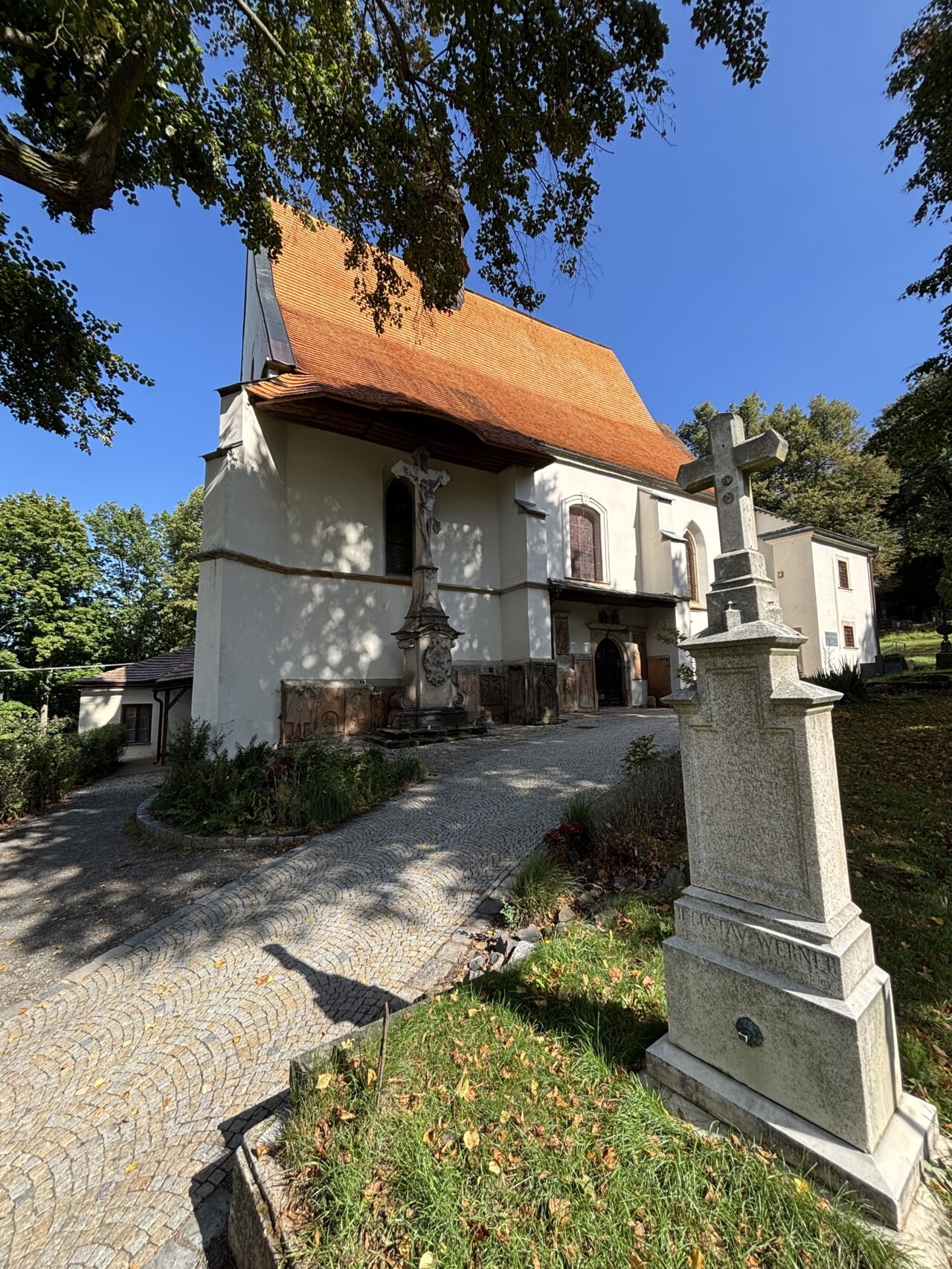 Kostel Povýšení sv. Kříže z roku 1603 patří se souborem renesančních náhrobníků k nejcennějším památkám svého druhu na Moravě. | © Lucie Krčmářová 