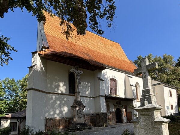 Kostel Povýšení sv. Kříže z roku 1603 patří se souborem renesančních náhrobníků k nejcennějším památkám svého druhu na Moravě. | © Lucie Krčmářová 