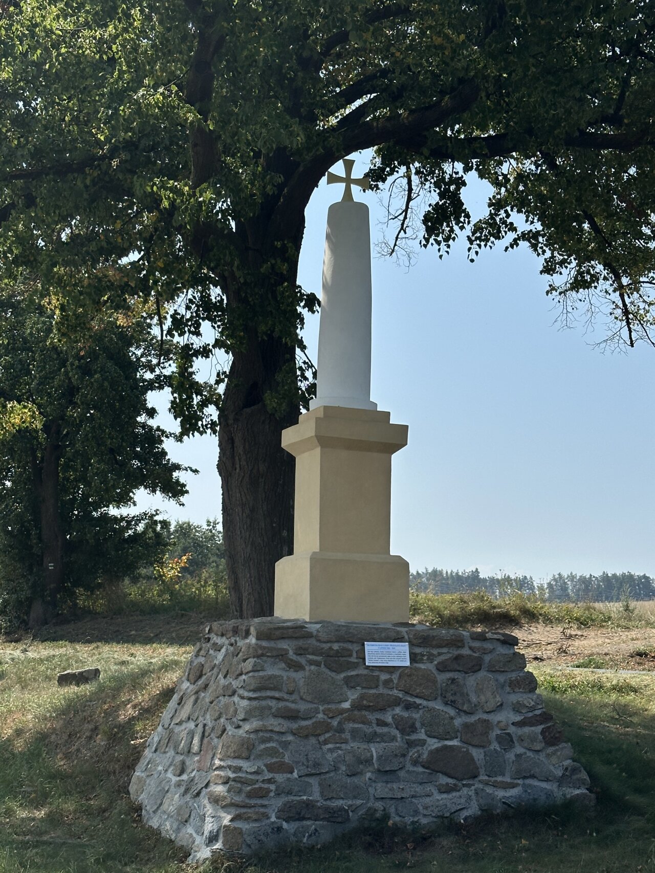 Obnovený obelisk najdeme na rozcestí silnice z obce Mileč do Nepomuku. | © Pavel Motejzík
