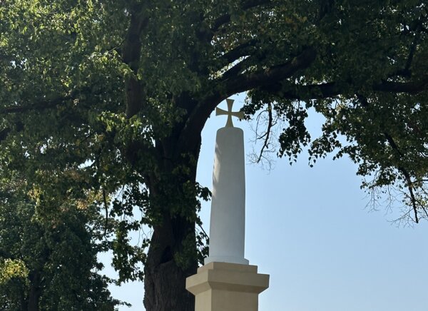 Obnovený obelisk najdeme na rozcestí silnice z obce Mileč do Nepomuku. | © Pavel Motejzík