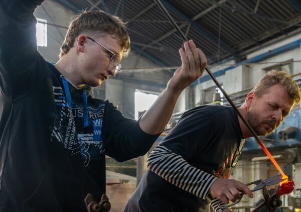 Ve sklárně Hantich Flora se sešli pamětníci, bývalí zaměstnanci a milovníci skla u příležitosti 90 let od založení slavné Glashüttenwerke W. Hantich & Co. | © Renata Germaničová