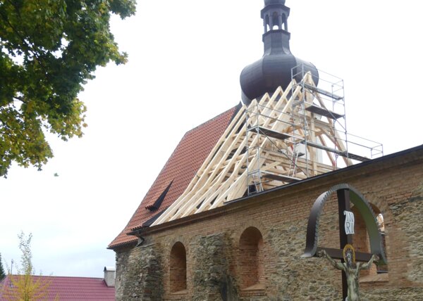 Kostel sv. Mikuláše v průběhu obnovy střehy | © Město Poběžovice