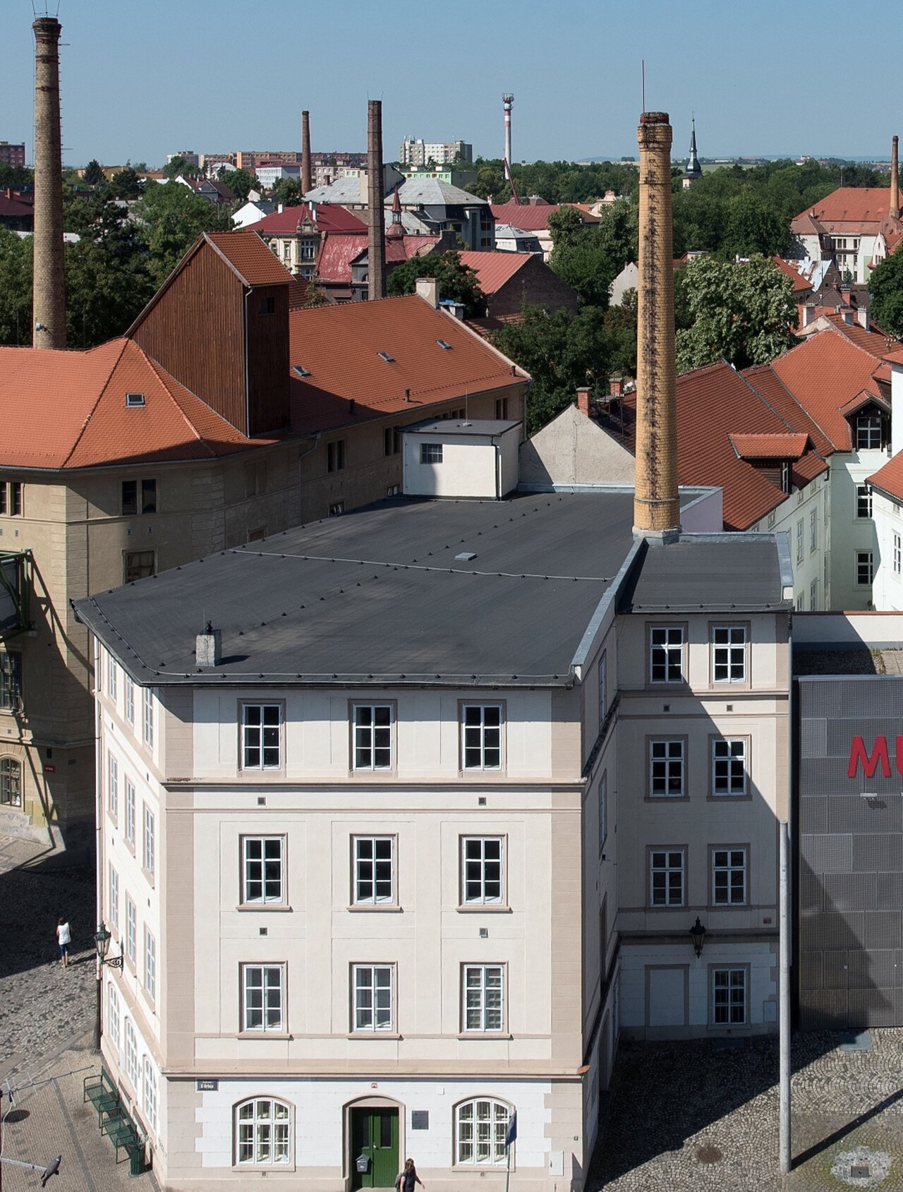 Pohled na průmyslovou část města Žatce s typickými komíny sušáren chmele. | © Město Žatec