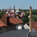 Pohled na průmyslovou část města Žatce s typickými komíny sušáren chmele. | © Město Žatec