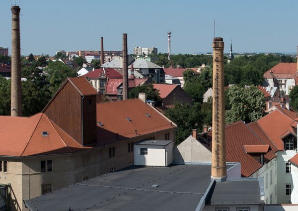 Pohled na průmyslovou část města Žatce s typickými komíny sušáren chmele. | © Město Žatec