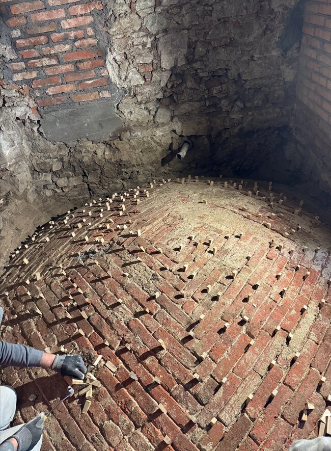 Velmi dochované jsou původní klenuté stropy. | © Casta a.s.