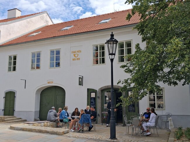 V citlivě zrekonstruovaném objektu najdeme nově také útulnou kavárnu. | © Zbyněk Konvička