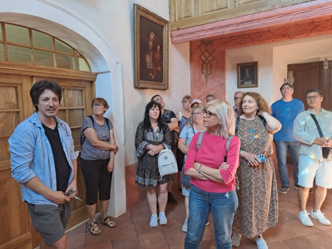 Matěj Stropnický začíná poutavý výklad o historii tvrze a zámku Osečany v obnovené zámecké kapli. | © Zbyněk Konvička