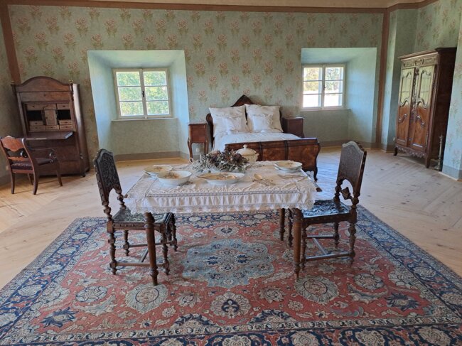 Hostinský pokoj je jednou z opravených místností, kudy od března do října procházejí o nedělích prohlídky zámku. | © Zbyněk Konvička