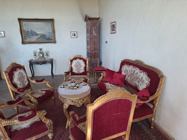 Salon – hlavní parádní místnost – je zatím vybaven nábytkem ve stylu Ludvíka Filipa z doby okolo roku 1880. Na generální opravu ještě čeká. | © Zbyněk Konvička