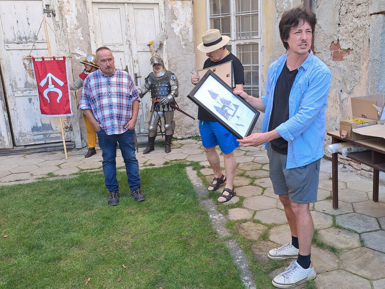 Matěj Stropnický vítá účastníky křtu publikace Naše hrady 2 v kresebných rekonstrukcích Dali Figely, od něhož dostal jako dárek i kresbu možné podoby osečanské tvrze. | © Zbyněk Konvička