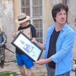 Matěj Stropnický vítá účastníky křtu publikace Naše hrady 2 v kresebných rekonstrukcích Dali Figely, od něhož dostal jako dárek i kresbu možné podoby osečanské tvrze. | © Zbyněk Konvička