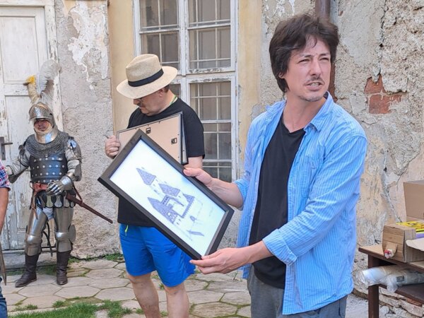 Matěj Stropnický vítá účastníky křtu publikace Naše hrady 2 v kresebných rekonstrukcích Dali Figely, od něhož dostal jako dárek i kresbu možné podoby osečanské tvrze. | © Zbyněk Konvička