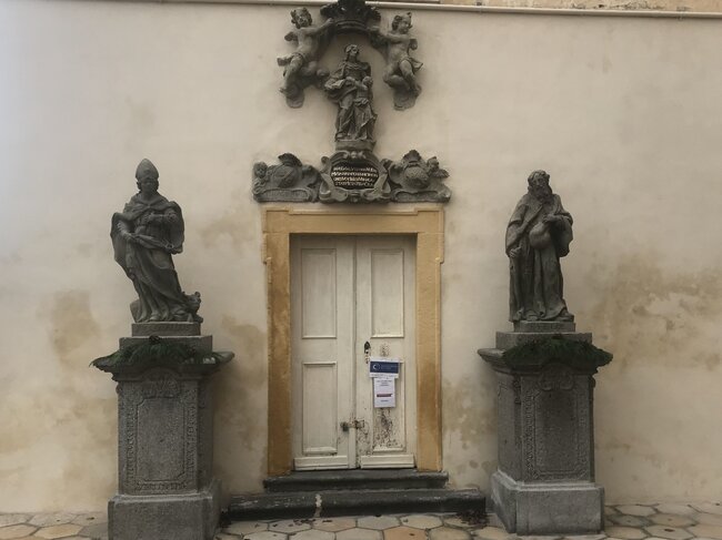 Reliéf se sv. Annou a sochami sv. Linharta a sv. Felixe | © Matěj Stropnický