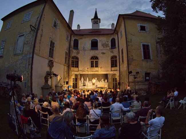 Příjmy z Osečanského divadelního léta významně přispívají do balíku peněz určeného na obnovu celého zámeckého areálu. | © Matěj Stropnický