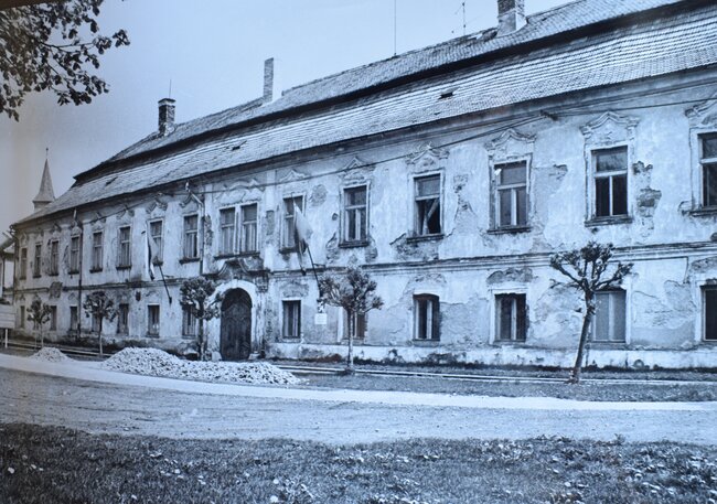 Čelní fasáda ve druhé polovině 20. století | © Zámek Načeradec