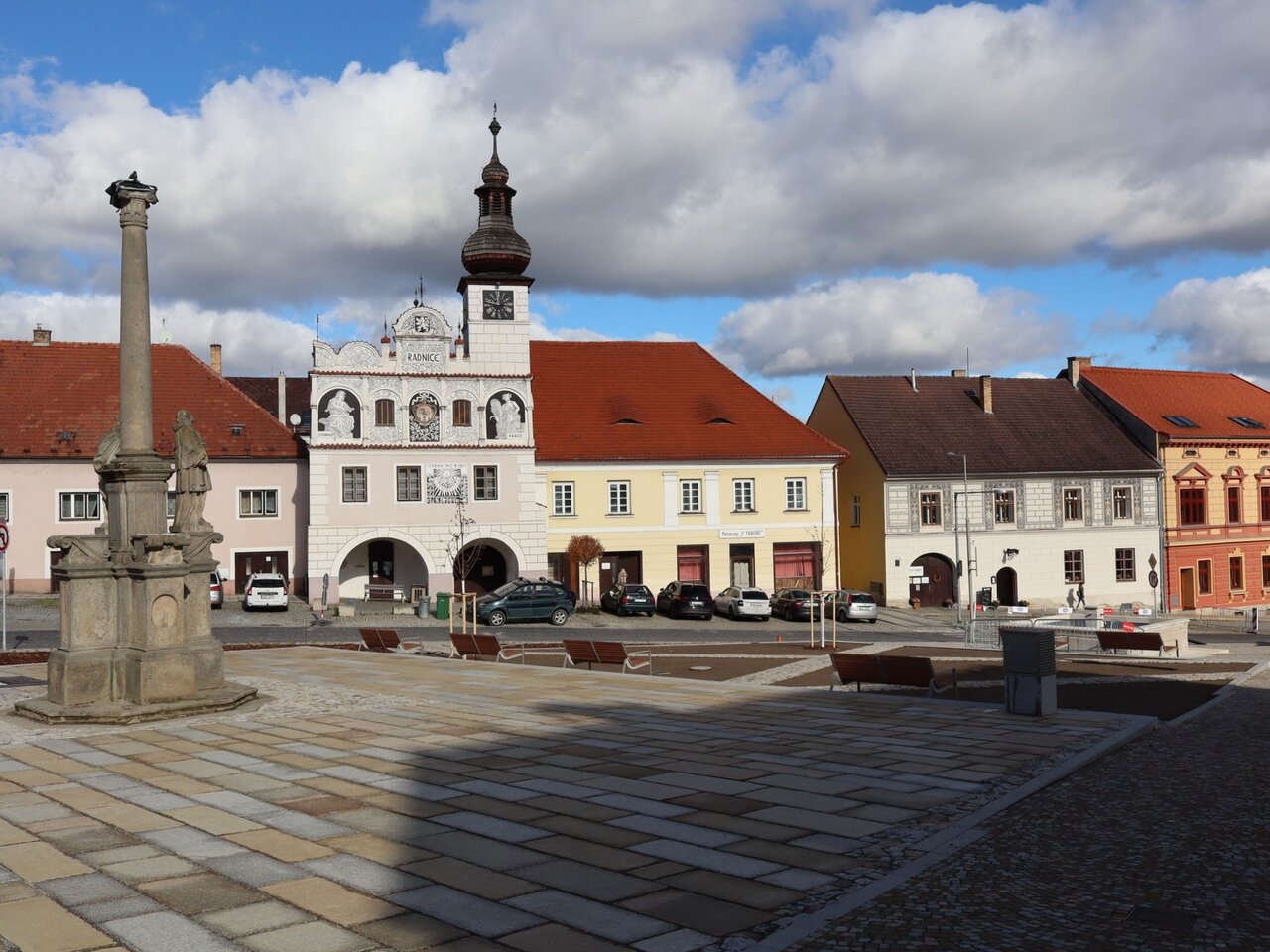 Společnost Antik-Kámen se specializuje na rustikální, „stárněné“ žulové dlažby, které vracejí veřejným prostranstvím původní ráz. Na snímku je realizace Náměstí Svobody ve Volyni.  | © Antik-Kámen