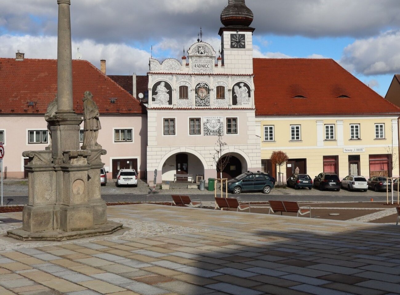 Společnost Antik-Kámen se specializuje na rustikální, „stárněné“ žulové dlažby, které vracejí veřejným prostranstvím původní ráz. Na snímku je realizace Náměstí Svobody ve Volyni.  | © Antik-Kámen