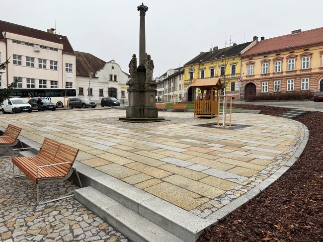  Výrobky společnosti Antik-Kámen najdeme například na aktuálně probíhající rekonstrukci Náměstí Svobody ve Volyni.  | © Antik-Kámen