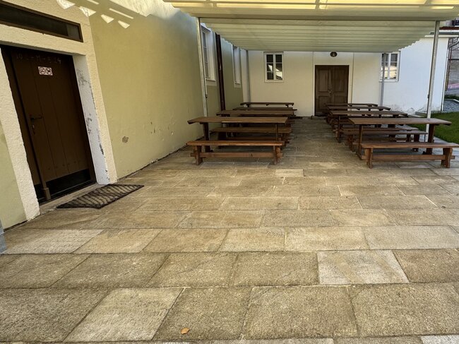 V areálu vyšebrodského kláštera byla použita žulová dlažba Antik s hrubým, špicovaným povrchem, který vychází z tradičního kamenického opracování. | © Antik-Kámen