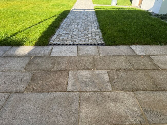 Dlažba Antik s hrubým, špicovaným povrchem, který vychází z tradičního kamenického opracování | © Antik-Kámen