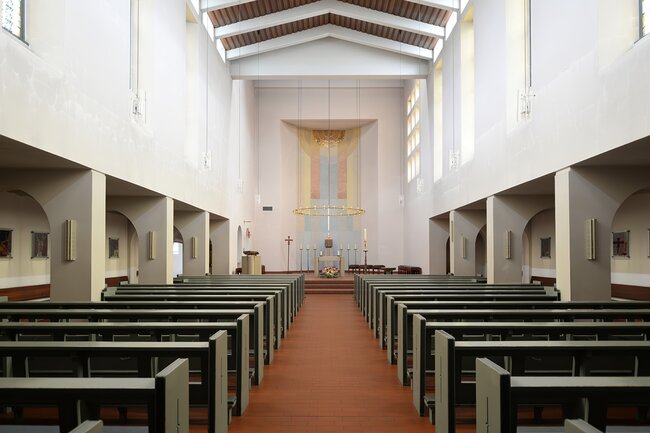 Kostelní lavice s oltářem v roce 2022 | © Jan Petersen