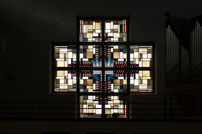 Detail okenní vitráže z interiéru v roce 2022 | © Jan Petersen