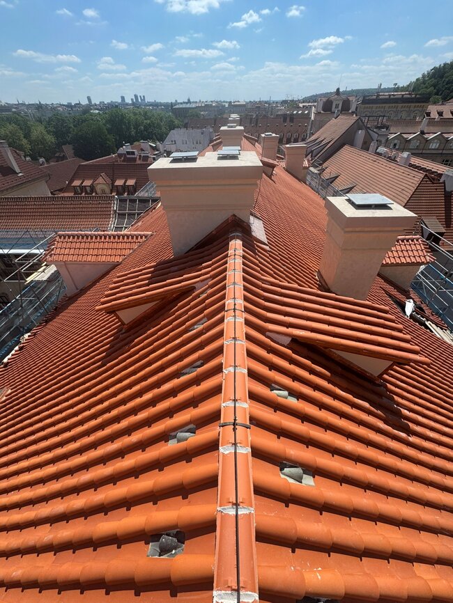 Hřeben nové střechy s opravenými komíny a vikýři | © A-Z Bau, s. r. o.