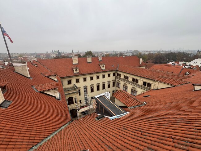 Pohled přes nové střechy do dvora Nosticova paláce | © A-Z Bau, s. r. o.