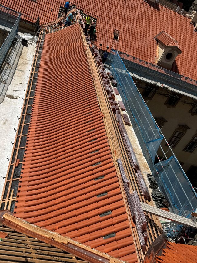Jeden ze hřebenů střech Nosticova paláce s novou pálenou krytinou Tondach | © A-Z Bau, s. r. o.