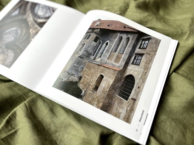 V knize najdete řadu fotografií z památkových realizací Václava Girsy. | © výstava Severočeského muzea v Liberci