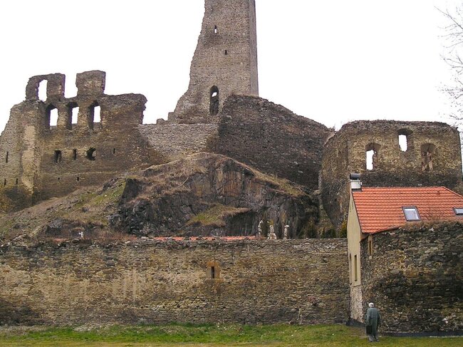 Pohled na současný stav hradu Okoř, následující snímek je zhruba stejný pohled na modelové zpracování arch. Richardem Vyškovským. | © Richard Vyškovský ml.