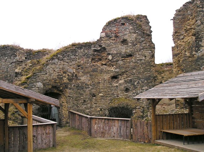 Dvojice pohledů na hrad Okoř, reálný obraz stavu hradu. | © Archiv Richarda Vyškovského ml.